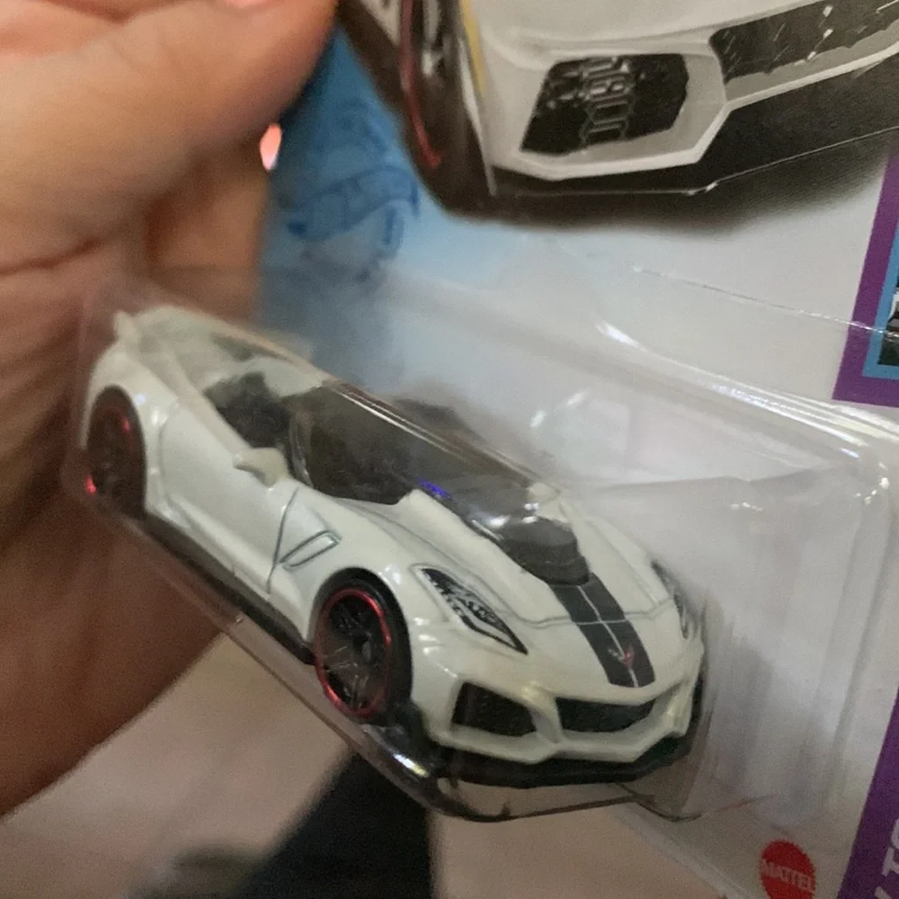 New Hot Wheels’19 Corvette ZR1 White Convertible NIP Newer Redline wheels age 3+
